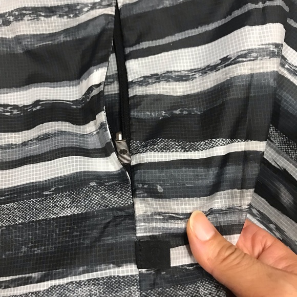 FINAL SALE Lululemon assemblage shell windbreaker - Picture 4 of 5